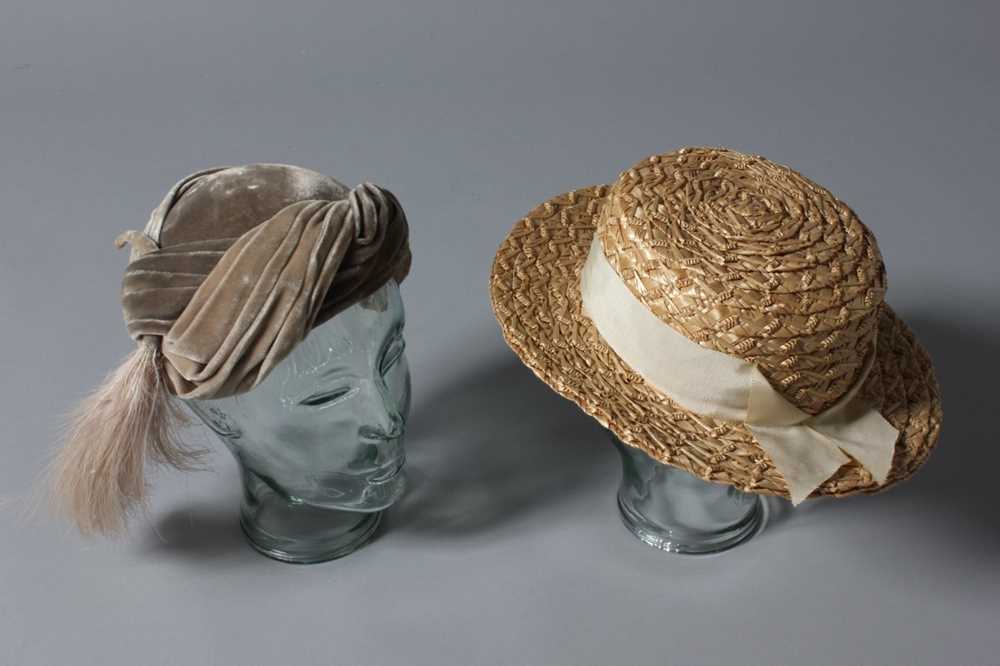 Lot 60 - A general group of accessories, mainly 1950s,...
