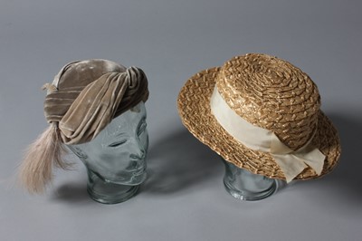 Lot 60 - A general group of accessories, mainly 1950s,...