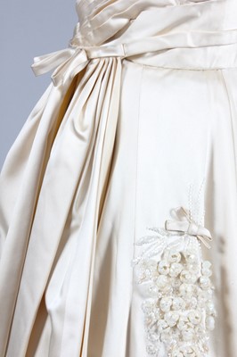 Lot 120 - A Maison Worth couture ivory satin bridal gown,...