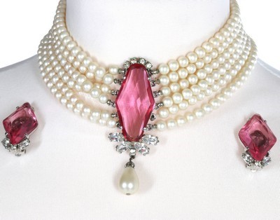 Lot 95 - A Schiaparelli parure, late 1950s-early 1960s,...