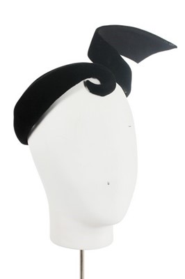 Lot 105 - A Pierre Balmain black velvet toque, 1950s,...